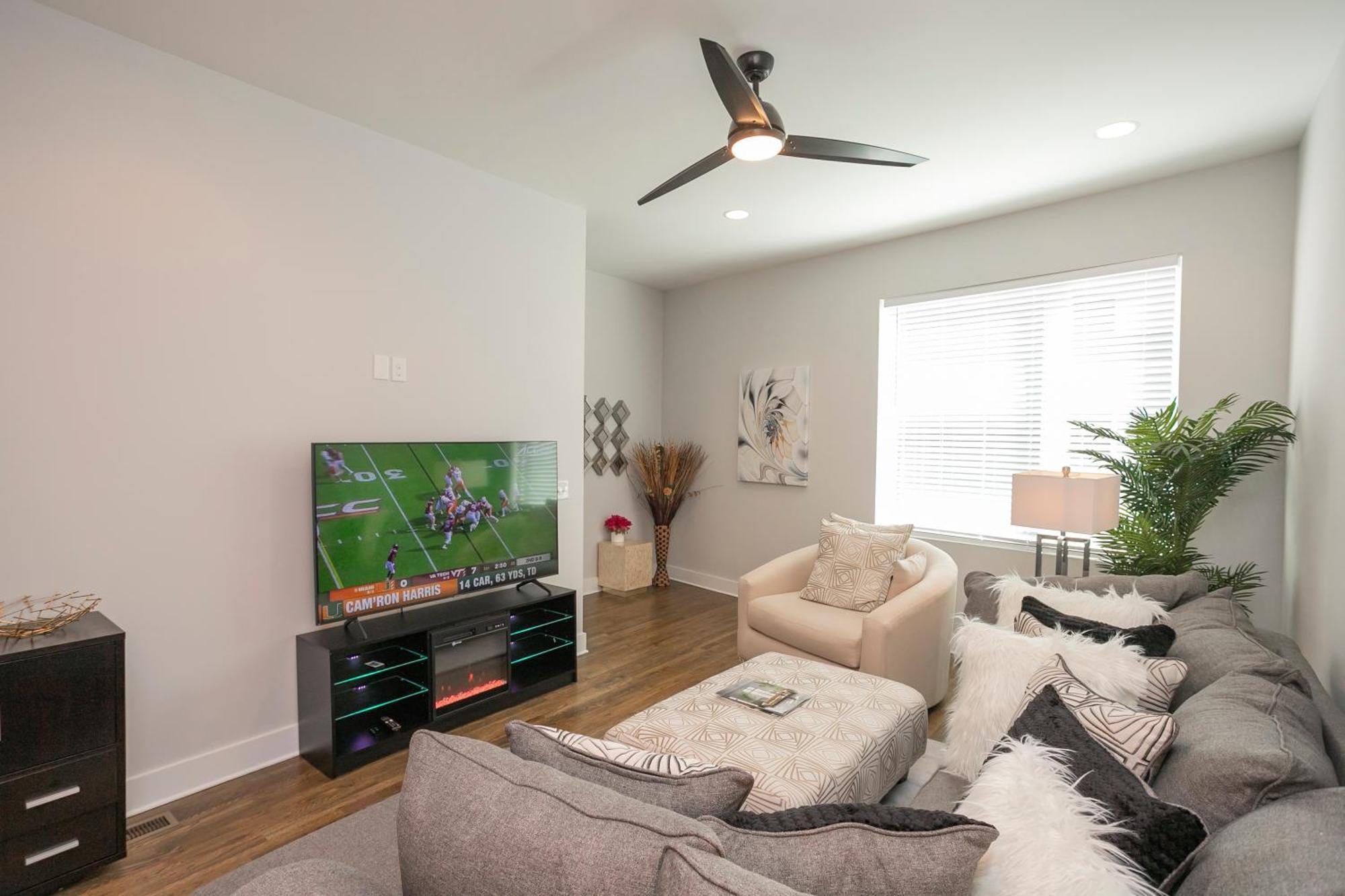 Luxury Townhome Skyline Views Mins To Dt ناشفيل المظهر الخارجي الصورة