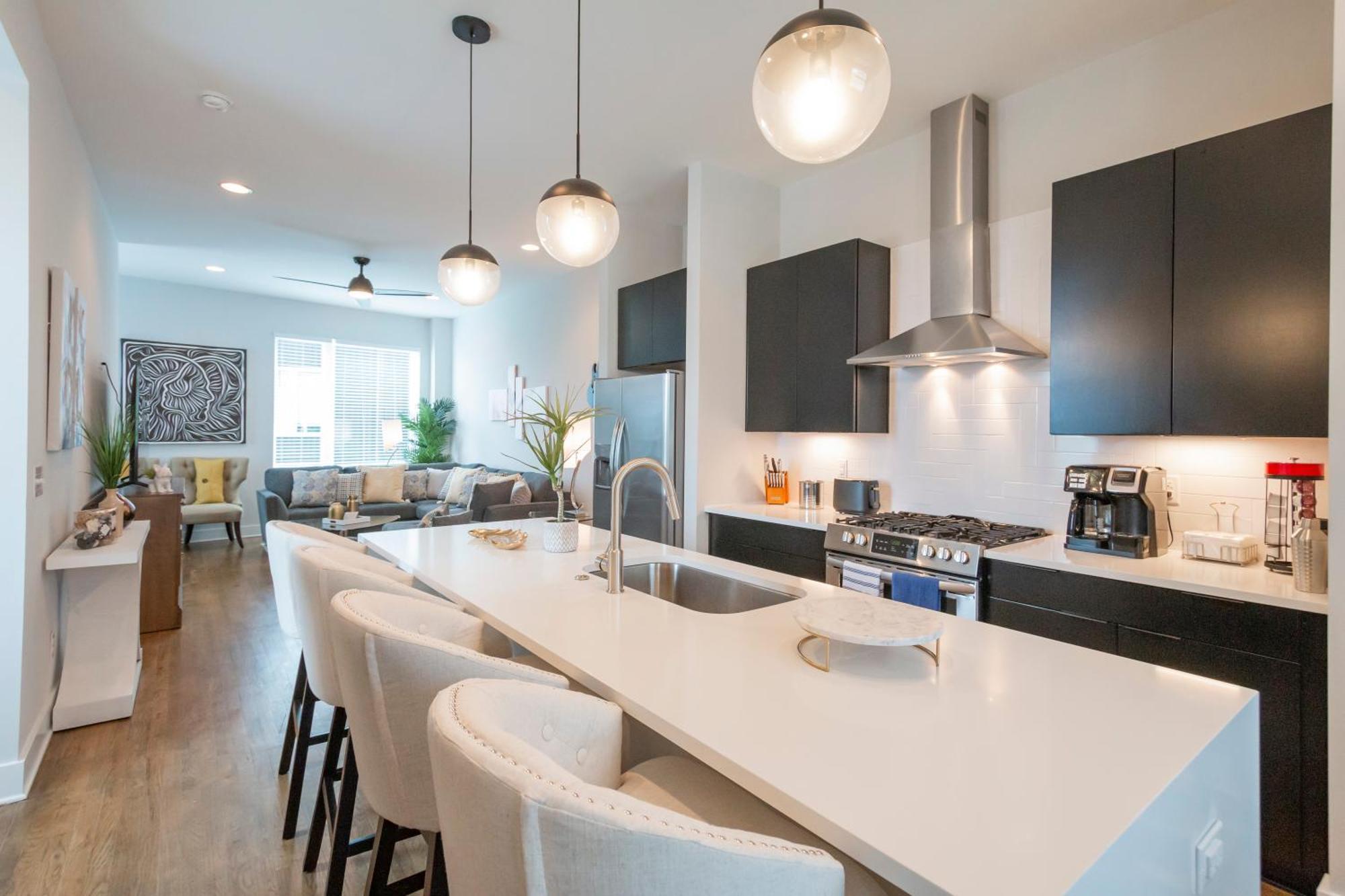 Luxury Townhome Skyline Views Mins To Dt ناشفيل المظهر الخارجي الصورة