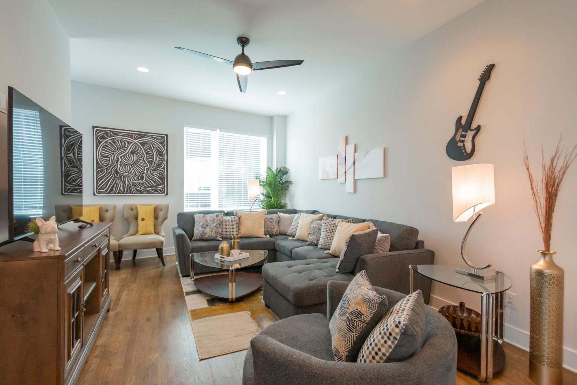 Luxury Townhome Skyline Views Mins To Dt ناشفيل المظهر الخارجي الصورة